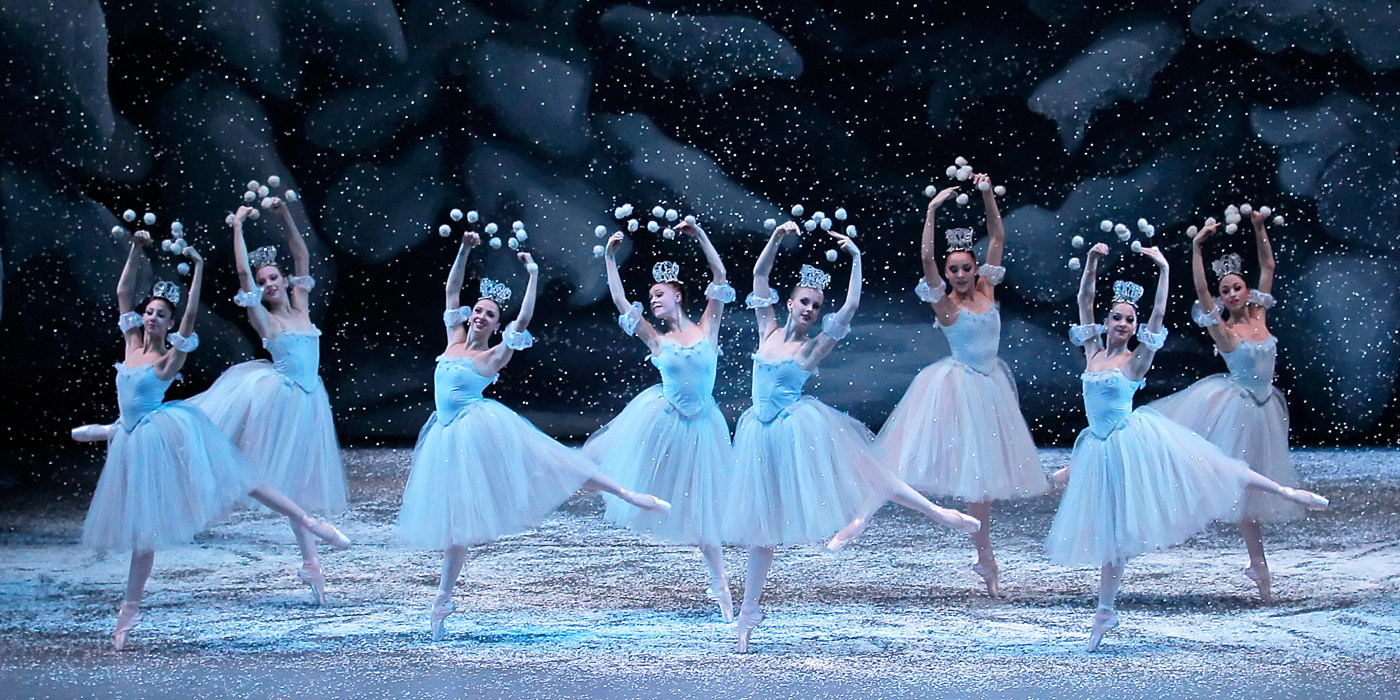http://wilderutopia.com/wp-content/uploads/2012/12/Henry-Leutwyler-The-Nutcracker-in-Snow-New-York-City-Ballet.jpg