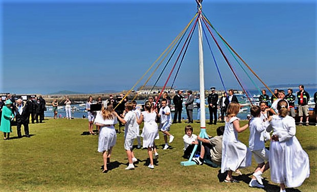 maypole dancers, may day, pagan holiday