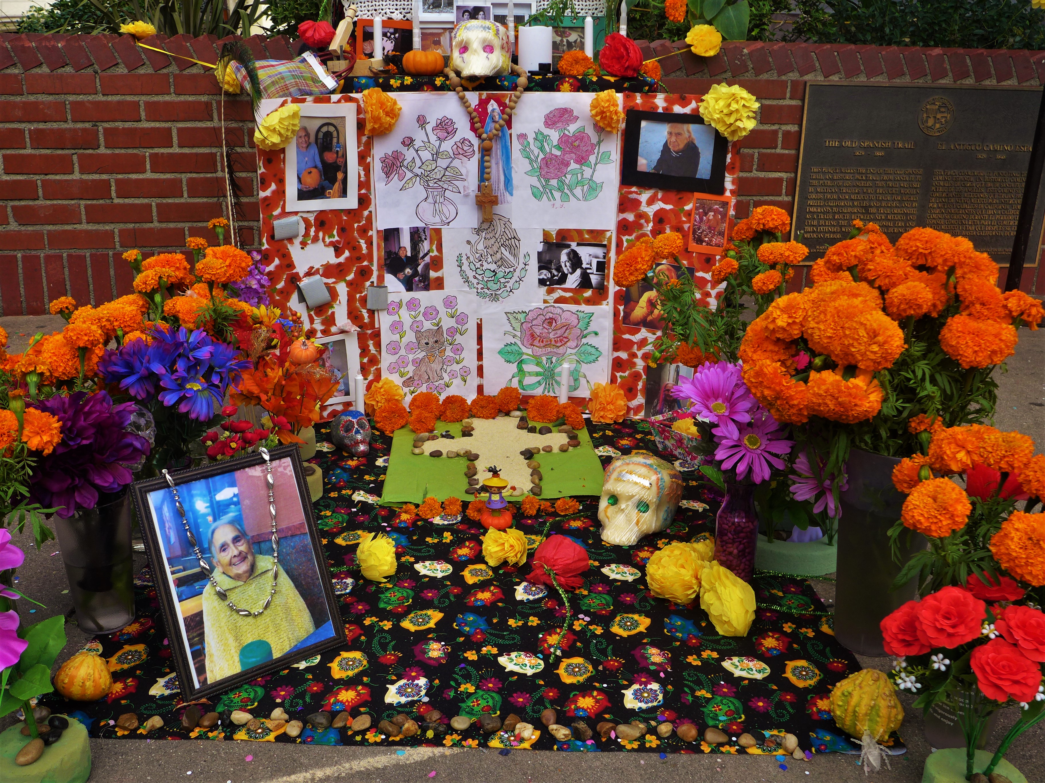 Day of the Dead altars, Mexico traditions